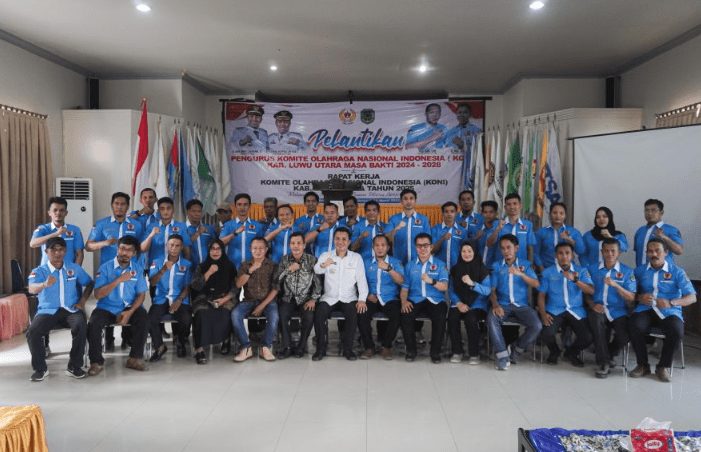 Bupati Luwu Utara, Andi Abdullah Rahim bersama pengurus KONI Kabupaten Luwu Utara periode 2024 - 2028, senin (10/3/2025) di aula Hotel Remaja Masamba