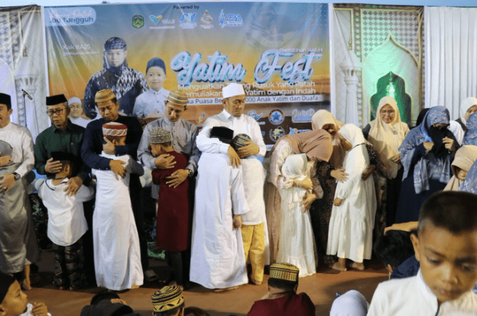 Bupati dan Wabup Lutim Dianugerahi Gelar “Ayah dan Bunda Yatim” di Yatim Fest