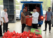 UPT Perpustakaan Sulsel Bagikan Takjil dan Pakaian Layak Pakai untuk Kaum Dhuafa di Makassar