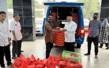 Dinas Perpustakaan dan Kearsipan melalui UPT. Perpustakaan Prov.SulSel Berbagi Takjil dan Pakaian Layak Pakai untuk Kaum Dhuafa