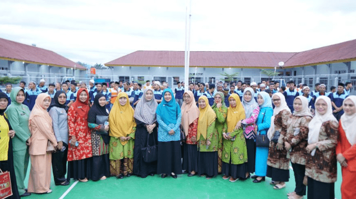 GOW Luwu Utara bersama Ketua TP-PKK Kabupaten Luwu Utara, Misnawati Andi Abdullah Rahim, menggelar kegiatan berbagi takjil di Rumah Tahanan (Rutan) Kelas IIB Masamba, Minggu (16/3)