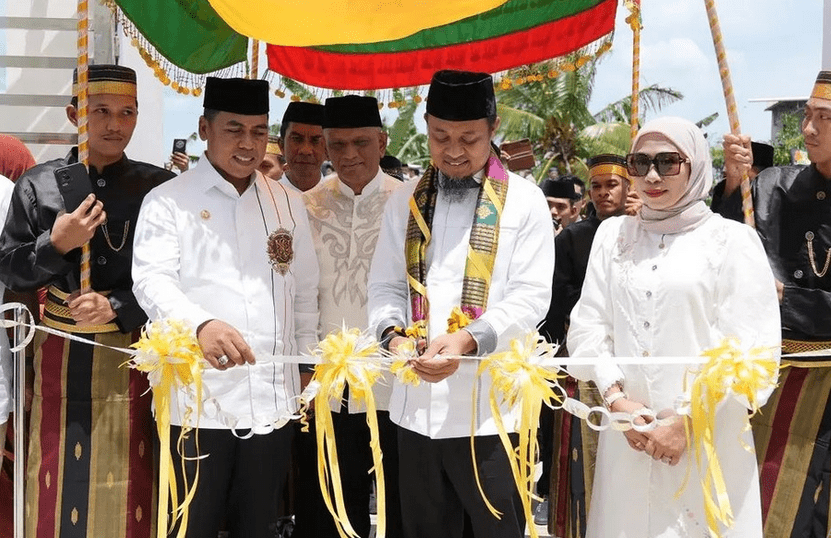 Gubernur Sulawesi Selatan, Andi Sudirman Sulaiman meresmikan Masjid An‑Nur Sulaiman yang terletak di Kelurahan Ballere, Kecamatan Keera, Kabupaten Wajo, Sabtu (15/3/2025).
