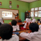 Guru Sedang Mengajar di salah satu Sekolah Dasar