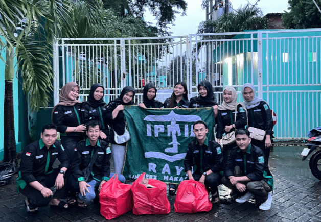 IPMIL Raya UNIMERZ membagikan ratusan paket takjil kepada masyarakat di depan Kampus Universitas Megarezky, Makassar, pada Minggu (16/3/2025).