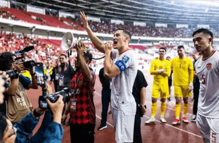 Pemain Indonesia Jay Idzes berbicara kepada pendukung setelah merayakan kemenangan mereka dalam pertandingan Kualifikasi Piala Dunia FIFA Grup C Asia ke-3 melawan Arab Saudi di Stadion Utama Gelora Bung Karno di Jakarta, Indonesia, pada 19 November 2024. (Foto: Getty Images)