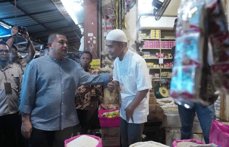Wali Kota Makassar, Munafri Arifuddin, melakukan kunjungan ke dua pasar tradisional di Kota Makassar, yakni Pasar Terong dan Pasar Pabaeng-baeng, pada Sabtu (1/3/2025).
