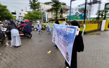 OSIS SMPIT Darul Fikri Makassar Salurkan 830 Paket Takjil kepada Masyarakat, Minggu (23/3/2025)