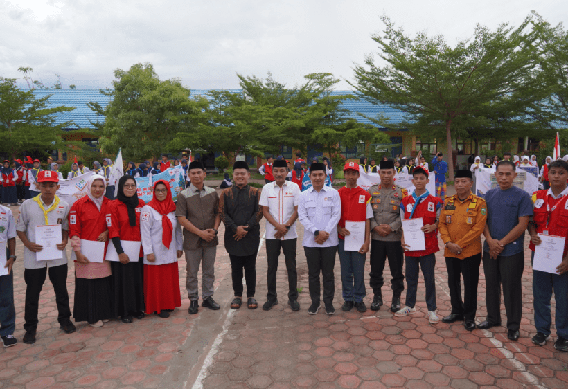 Wakil Bupati Luwu, Muh Dhevy Bijak Pawindu, SH menghadiri acara pelantikan Pengurus Korps Sukarela (KSR), Tenaga Sukarela (TSR) dan Forpis Palang Merah Indonesia (PMI) sekaligus membuka secara resmi kegiatan Amaliyah Ramadhan Ke X PMR-PMI se Kabupaten Luwu di halaman SMA Negeri 7 Luwu, Kelurahan Pammanu Kecamatan Belopa Utara, Jum’at (21/3/2025).