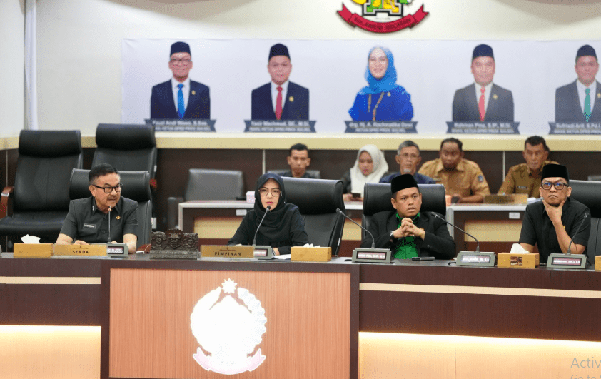 Sekretaris Daerah (Sekda) Sulsel, Jufri Rahman, menyampaikan laporan Keterangan Pertanggungjawaban (LKPJ) Gubernur Sulsel Tahun Anggaran 2024 dalam Rapat Paripurna DPRD Sulsel, Senin, 24 Maret 2025.