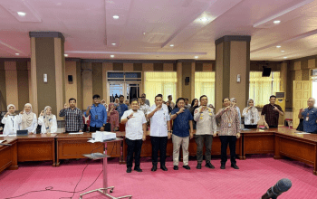 Pejabat Pengelola Informasi dan Dokumentasi (PPID) Utama Pemerintah Provinsi Sulawesi Selatan menggelar Rapat Uji Konsekuensi Daftar Informasi Dikecualikan (DIK) Pemprov Sulsel Tahun 2025. Kegiatan ini berlangsung di Command Centre, Kantor Gubernur Sulawesi Selatan pada Rabu, 19 Maret 2025.