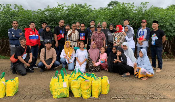 irektur Utama RSUP Dr. Tadjuddin Chalid Makassar, Dr. Aswan Usman, M.Kes, bersama Komunitas Pa’golona SMA Negeri 1 (Smansa) Makassar angkatan 90-an, menggelar aksi sosial bertajuk "Jumat Berkah" pada Jumat (21/3/2025).
