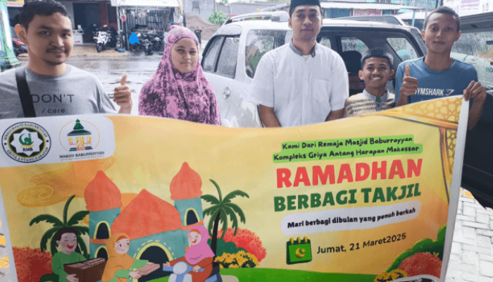 Remaja Masjid Baburroyyan Griya Antang Harapan Tebar Kebaikan dengan Aksi Berbagi Takjil