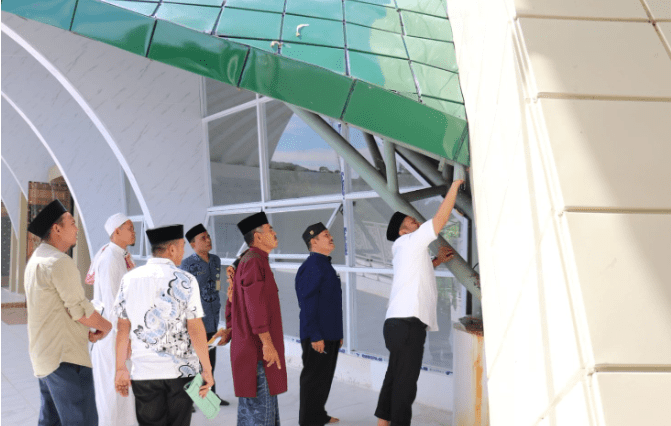 Bupati Luwu Timur, H. Irwan Bachri Syam, melakukan kunjungan lapangan pada Jumat (14/03/2025) untuk mengevaluasi perkembangan pembangunan Islamic Center yang berlokasi di bekas terminal lama Malili.