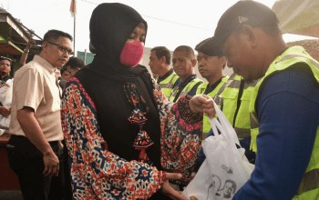 Wagub Sulsel Bagikan Ratusan Sembako untuk Pekerja di TPA Tamangapa, Jumat (14/3/2025)