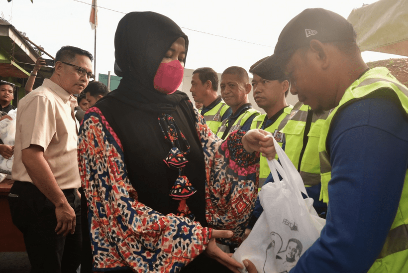 Wagub Sulsel Bagikan Ratusan Sembako untuk Pekerja di TPA Tamangapa, Jumat (14/3/2025)