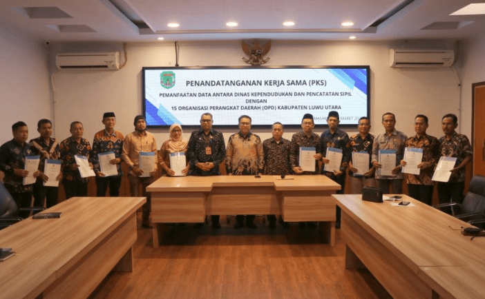 Wakil Bupati Luwu Utara, Jumail Mappile menyaksikan penandatanganan Perjanjian Kerja Sama Pemberian Hak Akses dan Pemanfaatan Data Kependudukan