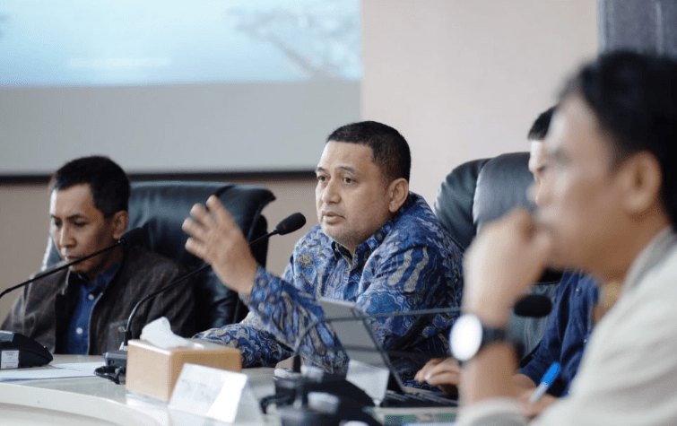 Wali Kota Makassar, Munafri Arifuddin, menggelar rapat koordinasi dengan jajaran Badan Usaha Milik Daerah (BUMD) dan Tim Transisi MULIA di Ruang Sipakalebbi, Balai Kota Makassar, Jumat (14/3/2025).