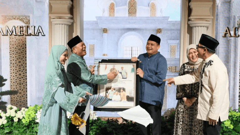 Makassar terus memperkuat identitasnya sebagai kota yang inklusif dengan hadirnya tempat ibadah yang representatif bagi masyarakat. Salah satu wujud nyata dari komitmen tersebut adalah peresmian Masjid Al Ansar Nur Amelia yang berlokasi di Tanamaland, Tanjung Bunga, Minggu (23/3/2025).