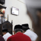 Wali Kota Makassar Munafri Arifuddin melaksanakan salat isya dan tarawih berjemaah di Masjid Jami Nurul Iman, Perumahan Telkomas Makassar, Rabu (5/3/2025) malam.