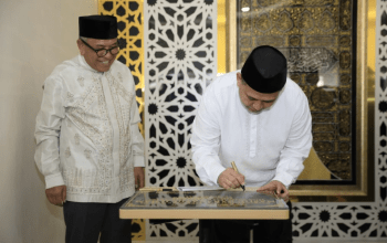 Wali Kota Makassar, Munafri Arifuddin, meresmikan Masjid Barakatul Ilham yang berlokasi di Jalan Topaz, Sabtu (1/3/2025). Peresmian ini dilakukan setelah salat berjemaah bersama yang turut dihadiri Wakil Wali Kota Makassar, Aliyah Mustika Ilham, jajaran OPD Pemkot Makassar, serta masyarakat setempat.