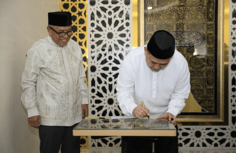 Wali Kota Makassar, Munafri Arifuddin, meresmikan Masjid Barakatul Ilham yang berlokasi di Jalan Topaz, Sabtu (1/3/2025). Peresmian ini dilakukan setelah salat berjemaah bersama yang turut dihadiri Wakil Wali Kota Makassar, Aliyah Mustika Ilham, jajaran OPD Pemkot Makassar, serta masyarakat setempat.