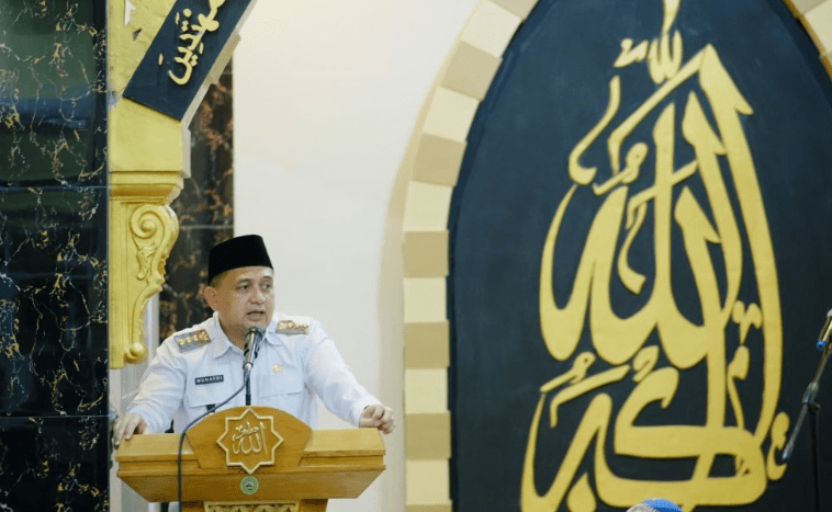 Wali Kota Makassar, Munafri Arifuddin, bersilaturahmi dan melaksanakan shalat tarawih berjamaah bersama warga Kelurahan Manggala di Masjid Darun Naim, Jalan Nipa-Nipa Raya, pada Rabu (12/3/2025).