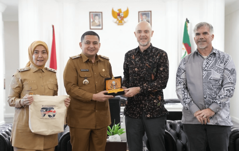 Wali Kota Makassar, Munafri Arifuddin, menerima kunjungan kehormatan Konsul Jenderal (Konjen) Amerika Serikat untuk Indonesia Christopher Green, di Balai Kota Makassar, Senin (10/3/2025).
