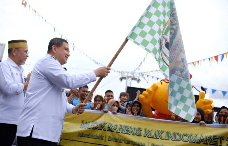 Wali Kota Makassar, Munafri Arifuddin, melepas secara resmi 400 peserta Mudik Bareng Klik Indomaret yang digelar oleh PT Indomarco Prismatama (Indomaret), di area parkir Pelindo Cabang Makassar pada Rabu (26/3/2025).