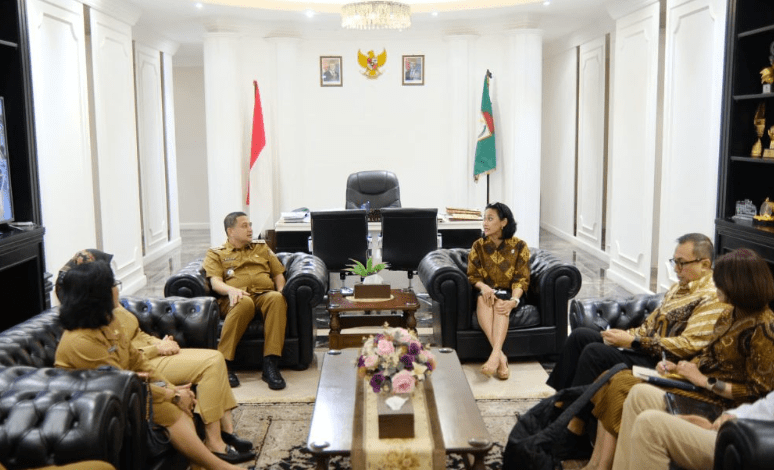 Wali Kota Makassar, Munafri Arifuddin, dan Wakil Wali Kota Makassar, Aliyah Mustika Ilham, menerima kunjungan Wakil Menteri Perlindungan Pekerja Migran Indonesia (KP2MI), Cristina Ariyani, di Ruang Rapat Wali Kota, Balai Kota Makassar, Selasa (18/3/2025).