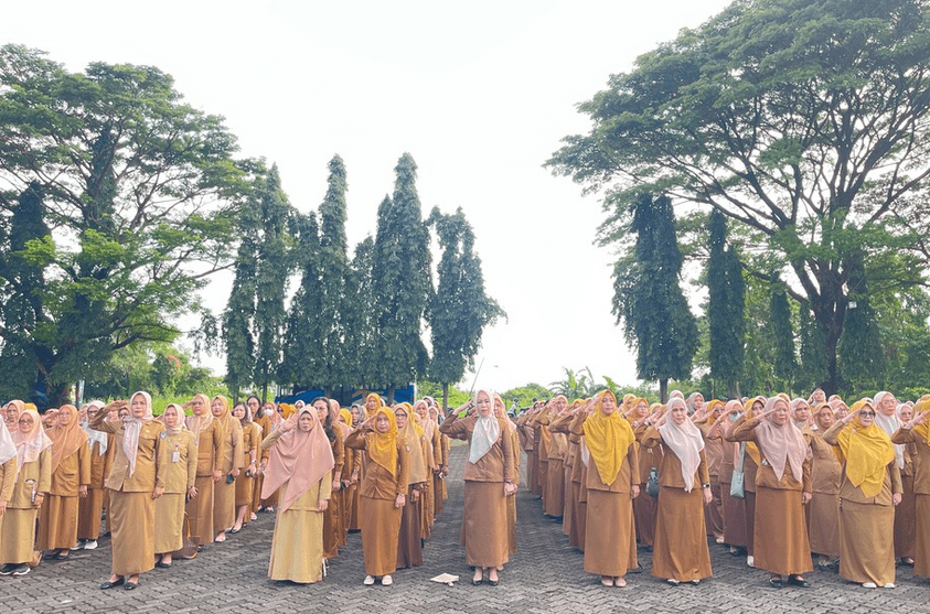 Aparatur sipil negara (ASN) perempuan di lingkup Pemerintah Provinsi Sulawesi Selatan mengikuti Apel Peringatan Hari Kartini 2025 di Lapangan Kantor Gubernur Sulsel, Senin, 21 April 2025.