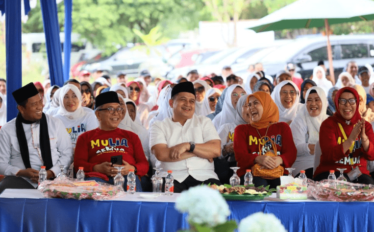 Wali Kota Makassar, Munafri Arifuddin saat silaturahmi bersama komunitas tenaga pendidik, purna tugas ASN, di Pantai Bosowa Indah, Minggu (13/4/2025) petang.