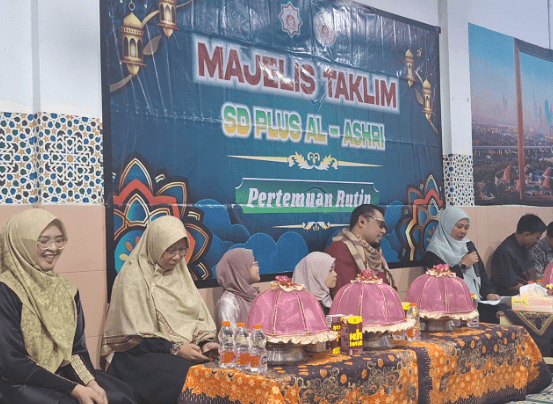 Majelis Taklim SD Plus Al-Ashri menggelar pertemuan rutin yang dirangkaikan dengan kegiatan Halalbihalal pada Sabtu (19/4/2025) di Mushalla SIT Al-Ashri, Jalan Regency Barat, Telkomas, Makassar. Kegiatan ini mengusung tema "Tingkatkan Ketakwaan dengan Membangun Kebersamaan dan Saling Memaafkan." (Foto: IST)