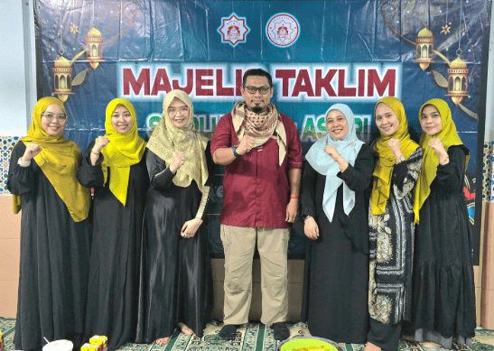 Majelis Taklim SD Plus Al-Ashri menggelar pertemuan rutin yang dirangkaikan dengan kegiatan Halalbihalal pada Sabtu (19/4/2025) di Mushalla SIT Al-Ashri, Jalan Regency Barat, Telkomas, Makassar. Kegiatan ini mengusung tema "Tingkatkan Ketakwaan dengan Membangun Kebersamaan dan Saling Memaafkan."