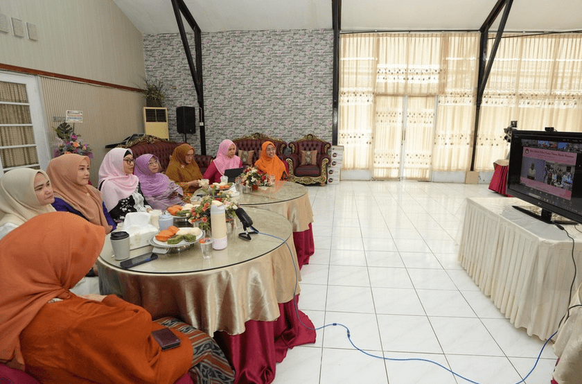 Ketua Dharma Wanita Persatuan (DWP) Provinsi Sulsel, Melani Simon Jufri, mengikuti acara Halal Bihalal yang dirangkaikan dengan peringatan Hari Kartini. Acara ini diselenggarakan oleh DWP Pusat dan diikuti secara virtual dari Rujab Sekda Sulsel, Selasa, 29 April 2025.