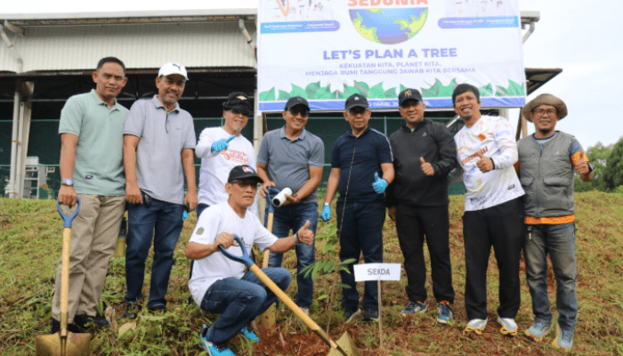 Luwu Timur Tanam 500 Pohon Produktif dalam Aksi Nyata Peringatan Hari Bumi 2025