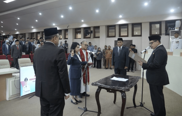 Wali Kota Makassar, Munafri Arifuddin resmi melantik Nielma Palamba sebagai Pj Sekretaris Daerah (Sekda) Kota Makassar, di Ruang Sipakatau Balai Kota, Senin (28/4/2025).