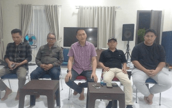 Calon Wali Kota Palopo nomor urut 2, Farid Kasim saat konferensi pers di kediaman pribadinya, Sabtu malam. Ia mengakui meraih suara terbesar kedua pada PSU Kota Palopo 2025