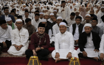 Rangkaian “Pesta Rakyat” dalam rangka memperingati Hari Jadi ke-22 Kabupaten Luwu Timur semakin khusyuk dengan digelarnya kegiatan Dzikir, Muhasabah, dan Tabligh Akbar, Sabtu malam (10/05/2025).