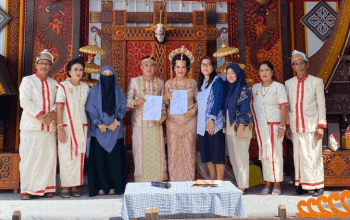 Pasangan Paul Cakra dan Winny Tasin Tanduk tampak bahagia saat menerima akta nikah mereka yang diserahkan langsung oleh Bupati Luwu Timur, H. Irwan Bachri Syam, didampingi Wakil Bupati, Hj. Puspawati Husler di Desa Pancakarsa, Kecamatan Mangkutana, Jumat (02/05/2025).