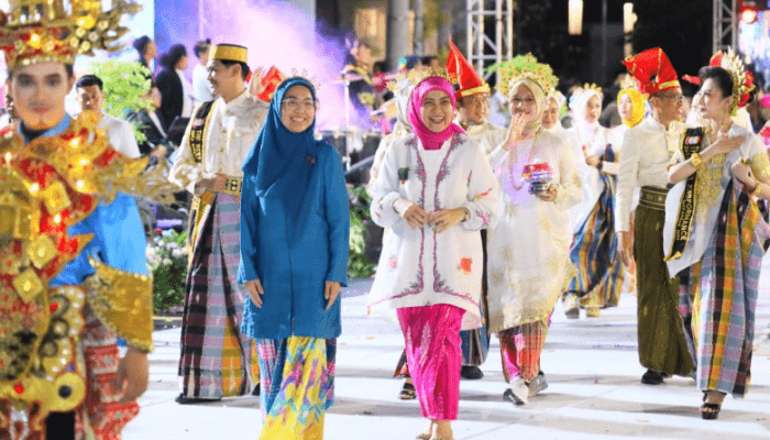 Aliyah Mustika Ilham dan Melinda Aksa Tampilkan Pesona Budaya Bugis-Makassar di Karnaval APEKSI Surabaya