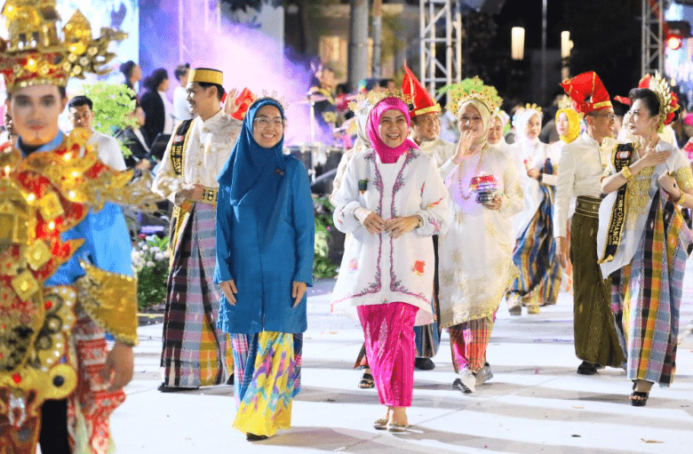 Wakil Wali Kota dan Ketua TP PKK Makassar Tampil Memukau di Karnaval Budaya APEKSI 2025