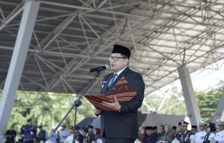 Wali Kota Makassar, Munafri Arifufdin saat memimpin upacara Hari Pendidikan Nasional (Hardiknas) di Lapangan Karebosi Makassar, Jumat (2/5/2025).