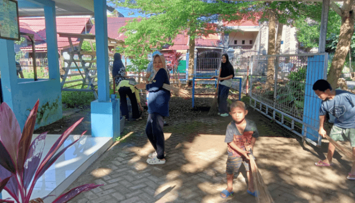 Warga RW 03 Telkomas Gelar Kerja Bakti di Posyandu untuk Ciptakan Lingkungan Sehat