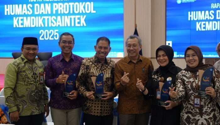 Top! LLDIKTI Wilayah IX Terima Apresiasi Keterbukaan Informasi Publik 2024