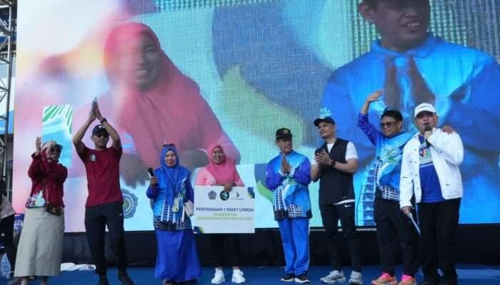 Rosdiana, Petugas Kebersihan Unismuh Makassar  Raih Hadiah Umrah di Jalan Sehat Milad ke-62
