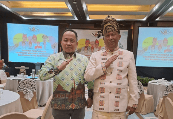Sekretaris KKLR Sulawesi Selatan Asri Tadda bersama Ketua PW PMTI Sulsel, Kolonel (Purn) Henry Batara di acara Pelantikan PD PMTI Kota Makasar di Novotel Hotel Makassar, Sabtu, 28 Juni 2025 (Dok: IST)