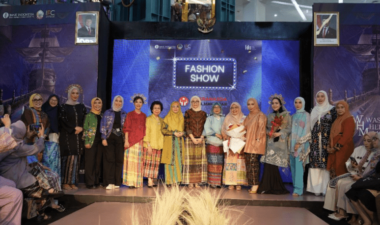 Dewan Kerajinan Nasional Daerah (Dekranasda) Kota Makassar kembali menunjukkan dukungannya terhadap pengembangan industri kreatif daerah melalui partisipasi dalam Wastra Heritage Market 2025 yang digelar di Mall MARI Makassar, Minggu (27/7/2025).
