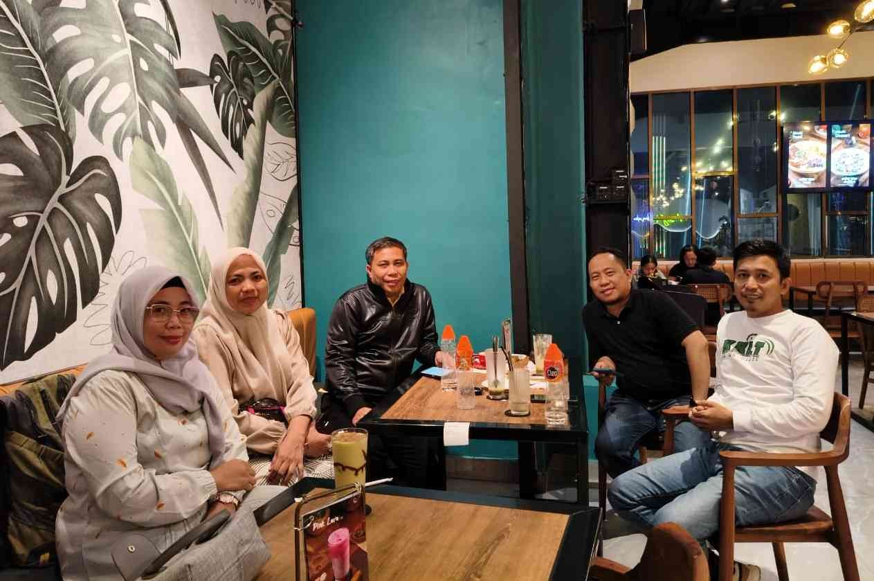 Ketua Panitia Suryadi Arsyad bersama pengurus KKLT