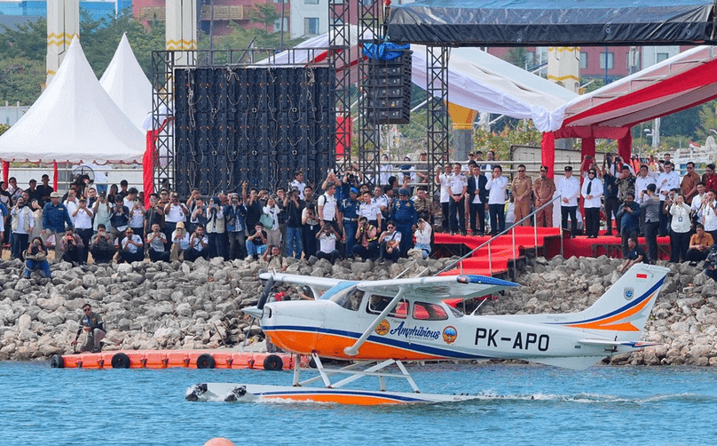 Pemerintah Provinsi Sulawesi Selatan resmi memulai era baru transportasi udara berbasis perairan dengan peluncuran uji coba terbang pesawat amfibi (seaplane) dan peletakan prasasti groundbreaking pembangunan water aerodrome di Taman Andalan, kawasan Center Point of Indonesia (CPI) Makassar, Senin (11/8/2025).