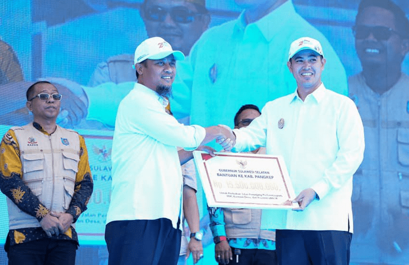 Gubernur Andi Sudirman Sulaiman Menyerahkan 15 Milyar untuk Kabupaten Pangkep